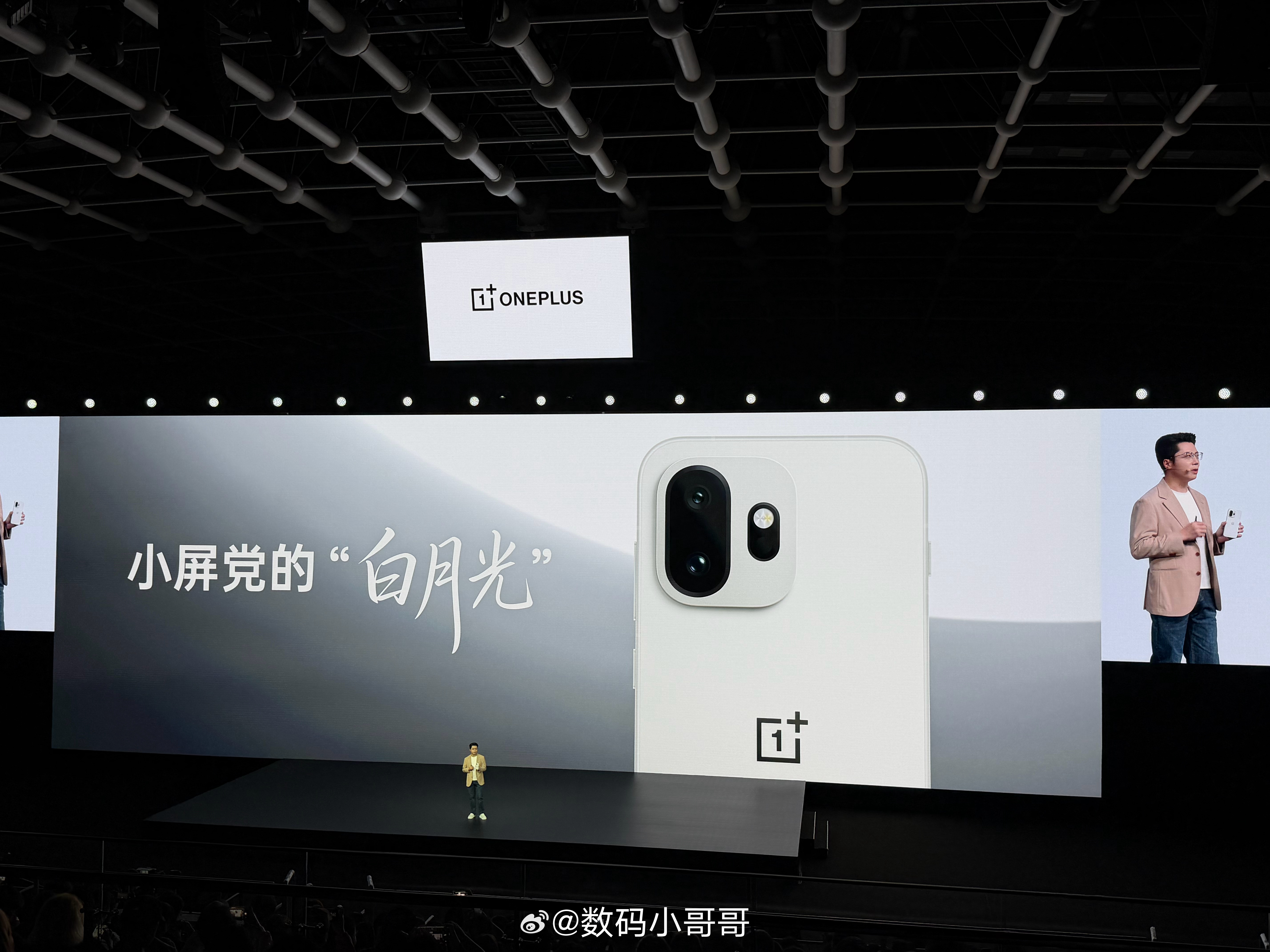 一加15t 这个白月光是真好看，能把小屏手机做的这么精致，貌似只有一加～ 