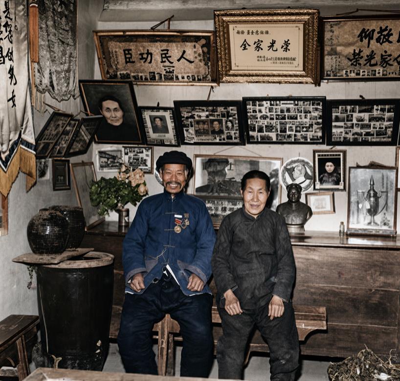 镜头前，两位老人穿着朴素的土布棉衣，父亲胸前佩戴着几枚沉甸甸的纪念奖章，脸上带着