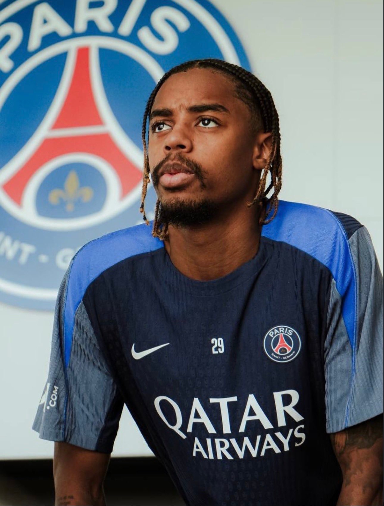 法国球迷俱乐部  🚨🎖️利物浦正密切关注布拉德利·巴科拉与巴黎圣日耳曼的续约