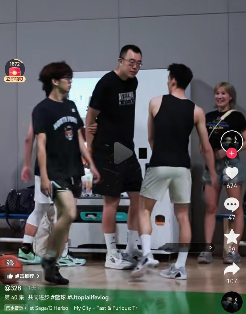 杜锋前妻马晨菲带儿子虎头在辽宁男篮球馆训练，韩德君暖心指导马晨菲满脸笑意看着。