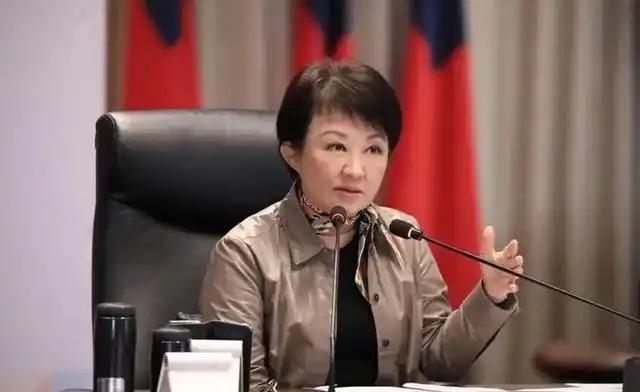 卢秀燕复读机式表态：“坚持《宪法》、守护中华××”，到底是稳盘还是打太极？

卢