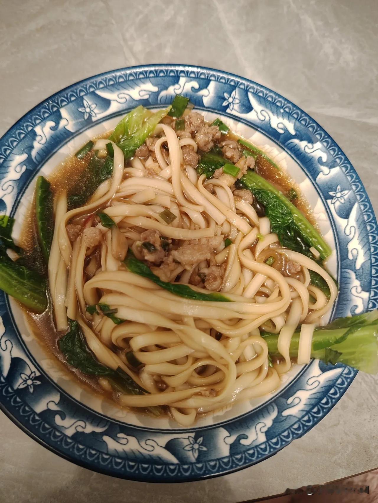 莴笋叶子面条🍜……
加了花椒油的面条就是巴适得板。
生活就是需要各种调料作为添