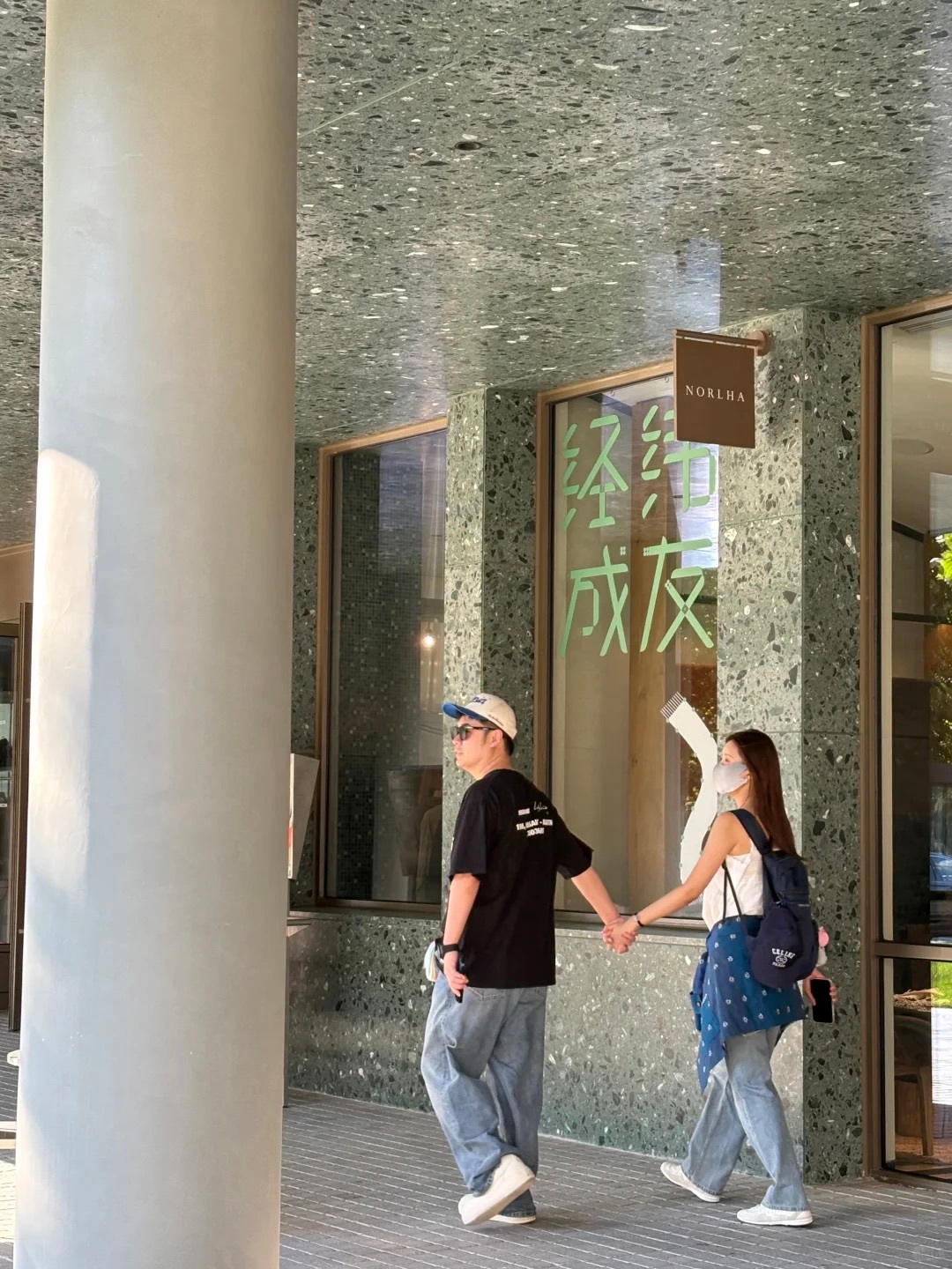 OMG……阿那亚到底有多容易偶遇明星啊！！这次又刷到有网友偶遇陈赫张子萱手牵手了