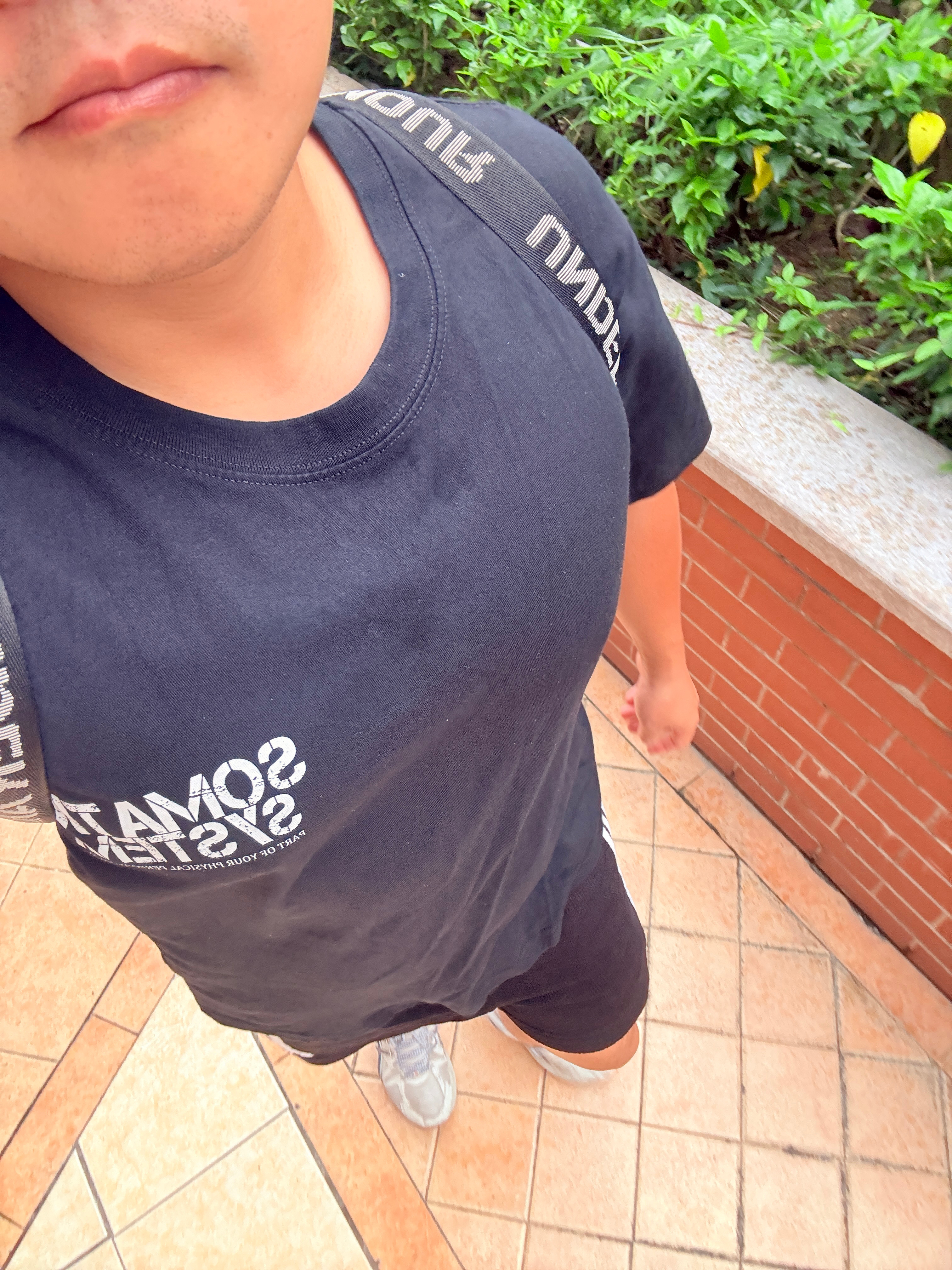 今日份ootd，出门前把灰裤子换成黑裤子了！[哈哈][哈哈] ​​​