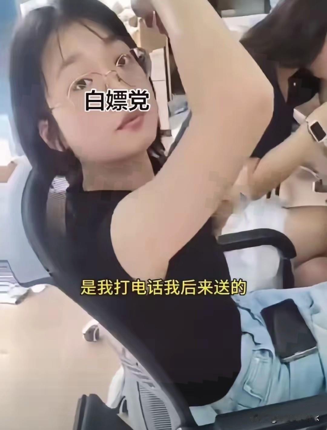 杭州这事儿真是让人看呆了，为了那几十块钱的外卖，居然能把路走得这么死。

这女的