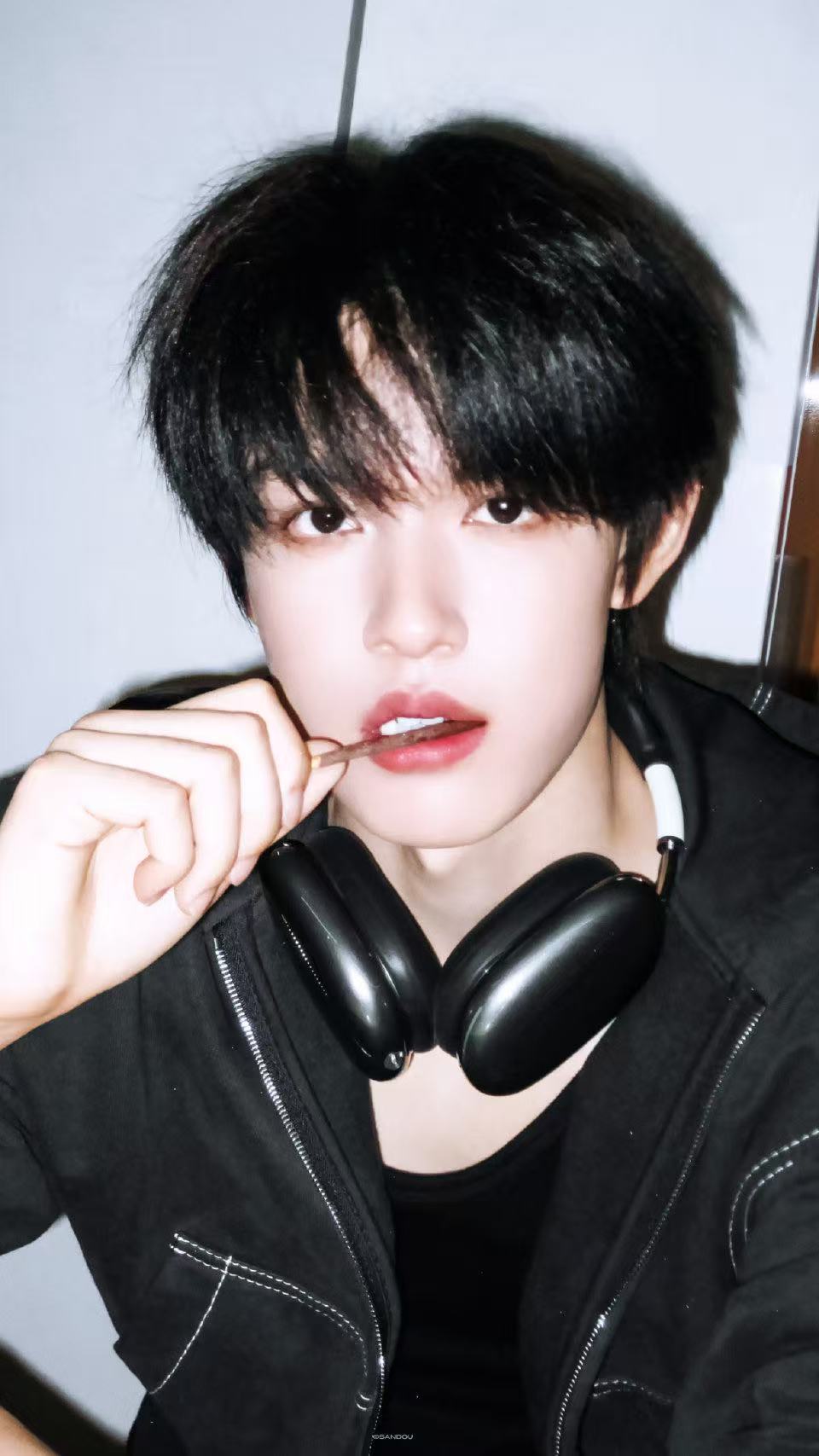 张极一进厨房自动散发人夫感 谁懂啊！一进厨房，素净私服+认真忙活的样子，瞬间把“