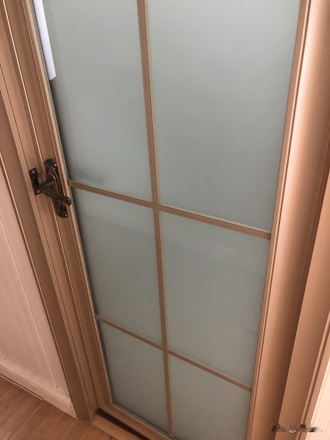 早上6点被老公在卫生间一声一声“憋哧”吵醒，我喊他：拉不出就别拉了，赶紧提裤子起