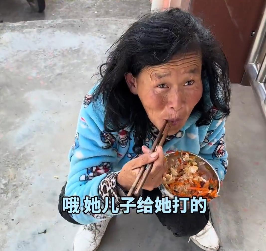河南一所小学门口，二年级男孩每天中午都从学校免费午餐里打饭给患有智力障碍的妈妈吃
