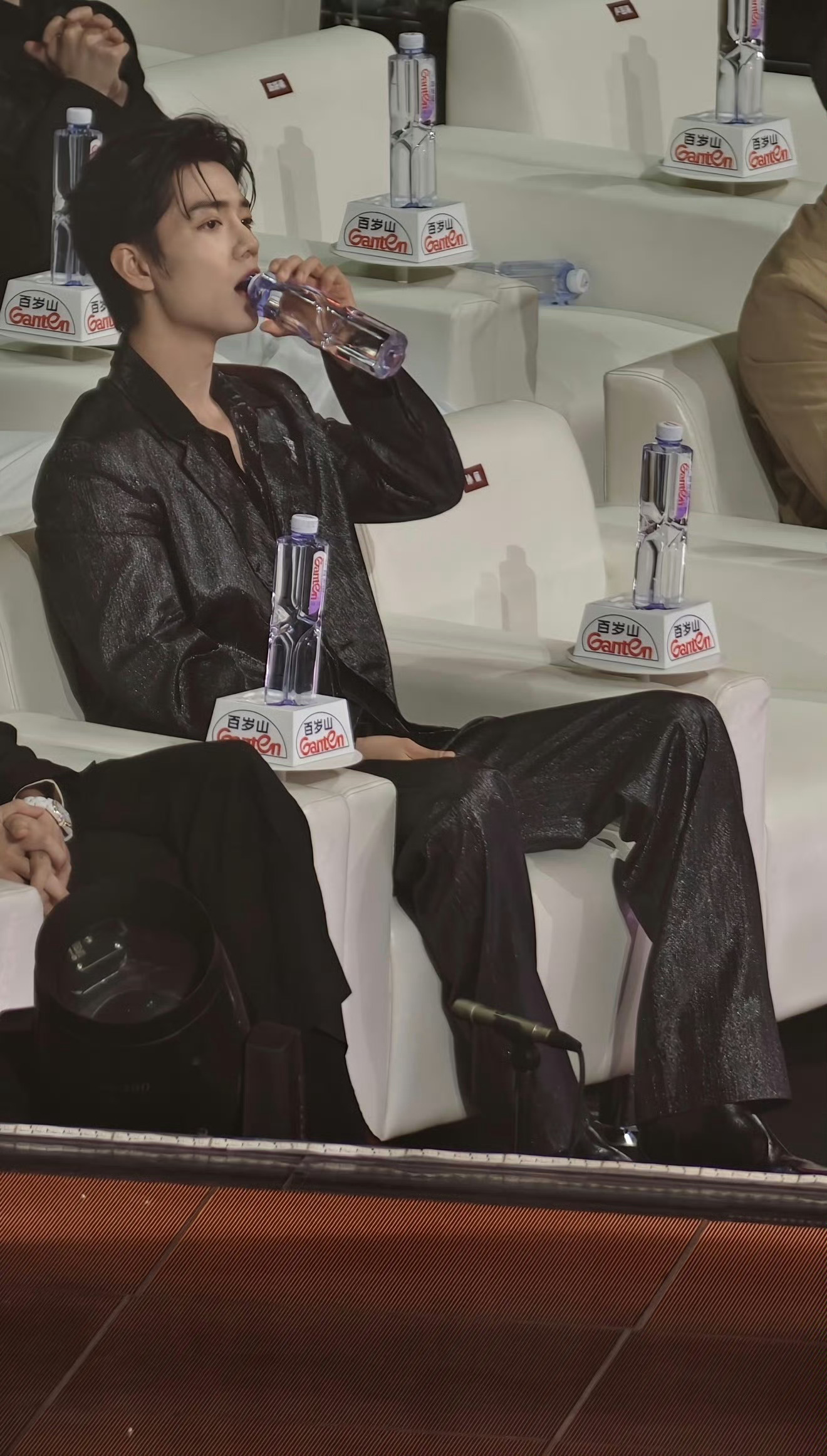 百岁山你的财神爷来了 终于喝上水了 