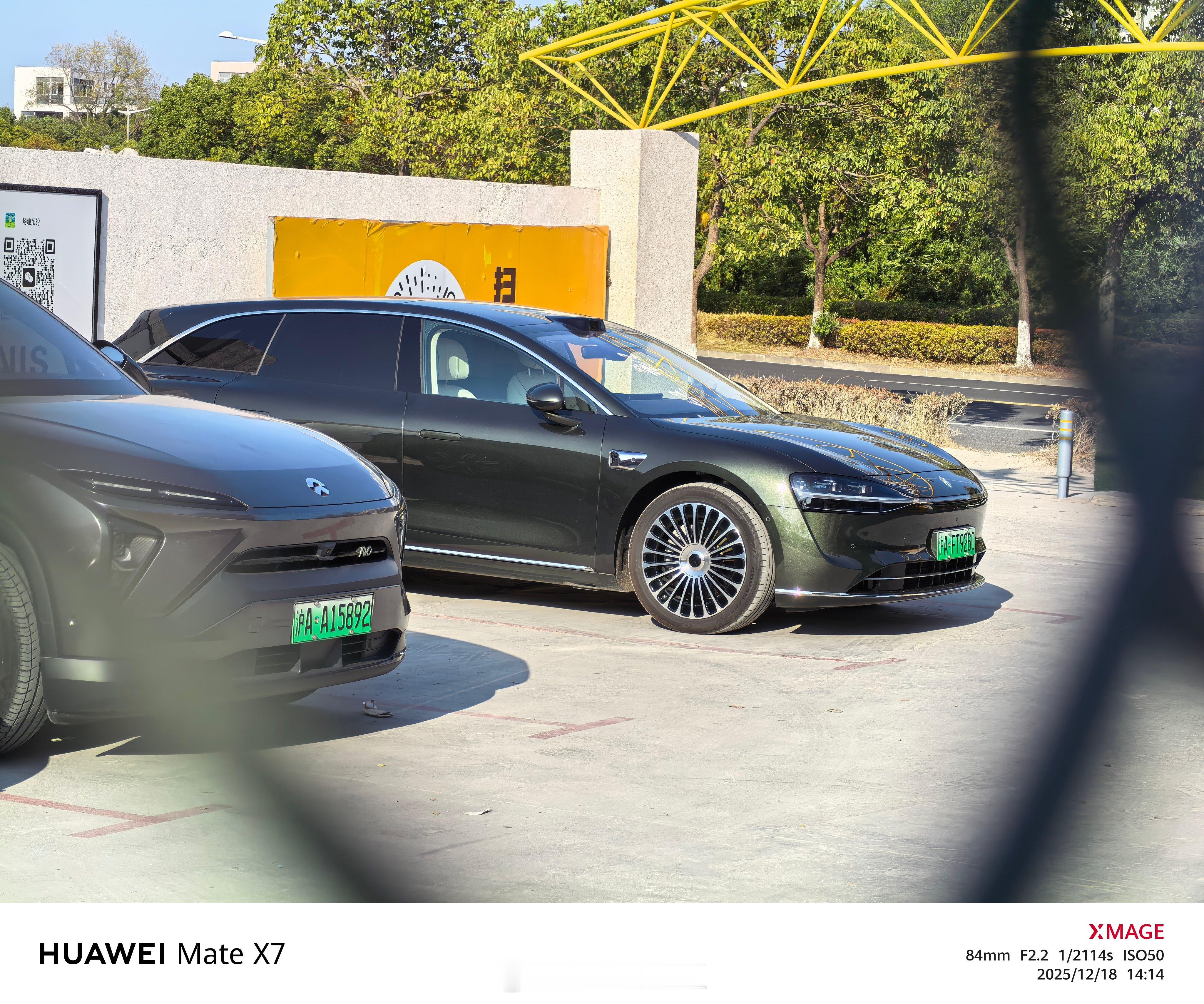 来给女明星还车，顺便拍了两张照片。这个网球场开在安亭这么郊区的地方，竟然每天爆满