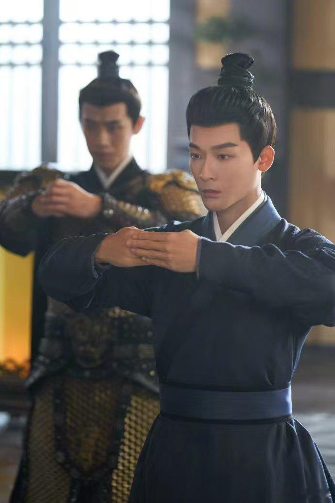 #崔行舟吃醋# 破镜重圆，精髓在于那微妙而坚定的重圆瞬间。看崔行舟站在一旁，眼神