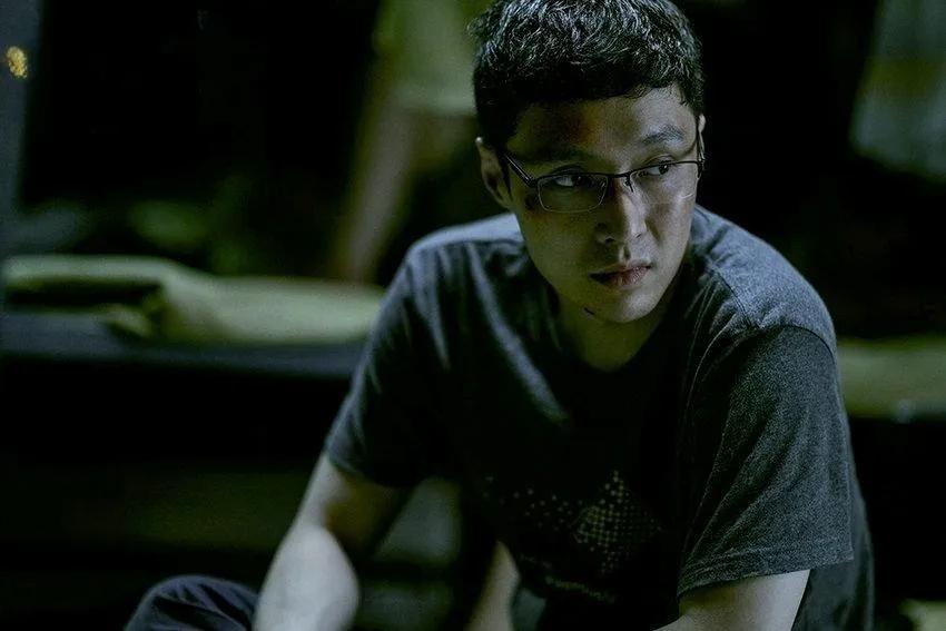 张艺兴被自家粉丝坑得好惨，新电影的宣传，竟然因为粉丝的迷之操作被禁言。
 
可是