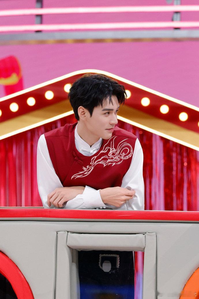 龚俊hi6随地大小跪 龚俊在hi6太会整活了，用腿传水游戏让他开启随地大小跪模式