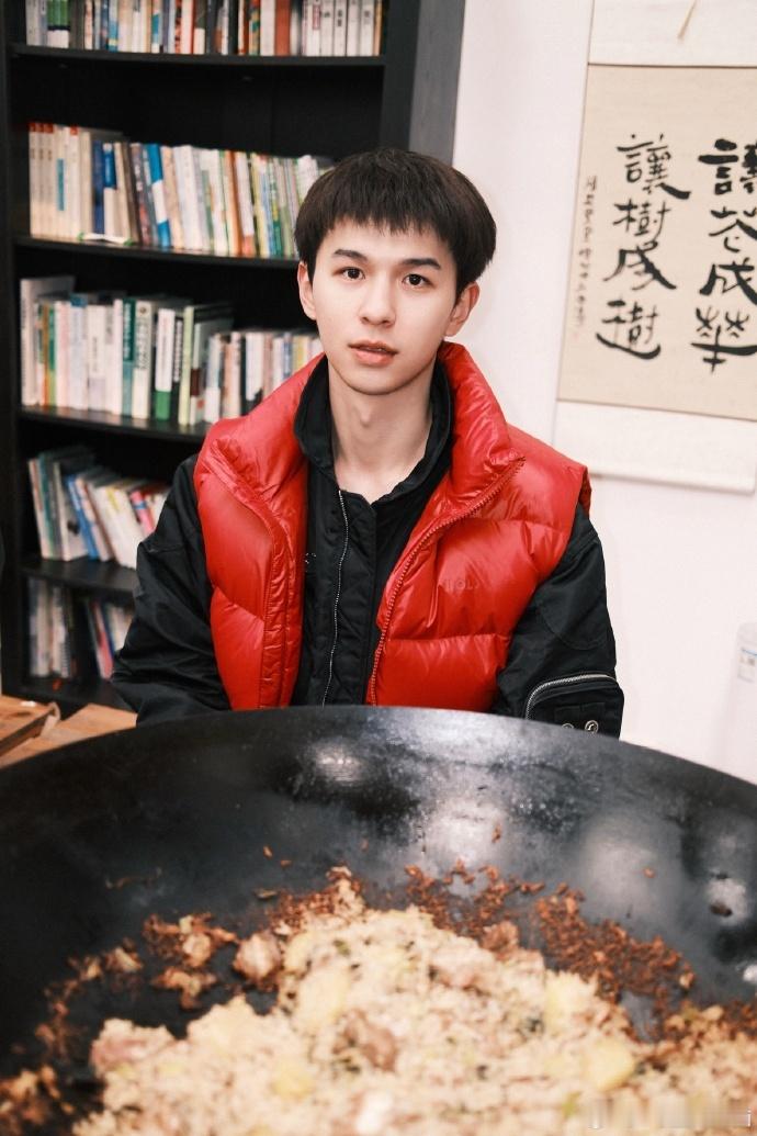 何浩楠做的芥菜饭  何浩楠搭架子  何浩楠做的芥菜饭，是味蕾的盛宴，每一口都是对