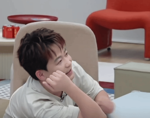谁来给苏醒装个防沉迷系统 谁来管管苏醒！和张智霖拍短剧时快乐都要溢出来了，眼睛全