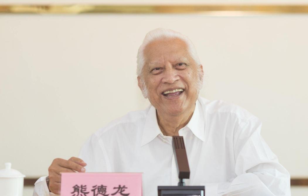 1947年，在雅加达街边摆摊的梅州夫妻，收养了一个印尼弃婴，谁料这个男孩越长越凶