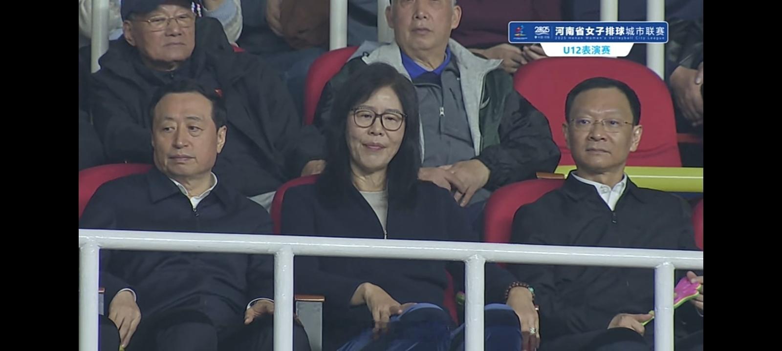 郎导和朱婷咋还是分开坐的 朱婷郎平排球朱婷[超话] ​​​