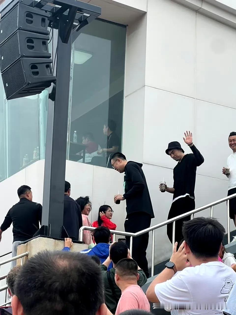 辽宁男篮休赛期三个新消息，
第一、韩德君和李晓旭去给辽宁铁人足球队加油助威！现场