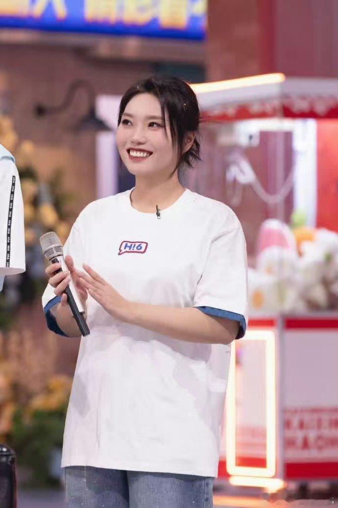 何炅让尚雯婕李雪琴不要一起出现你好星期六 哈哈哈！《你好星期六》后台尚雯婕拄拐李