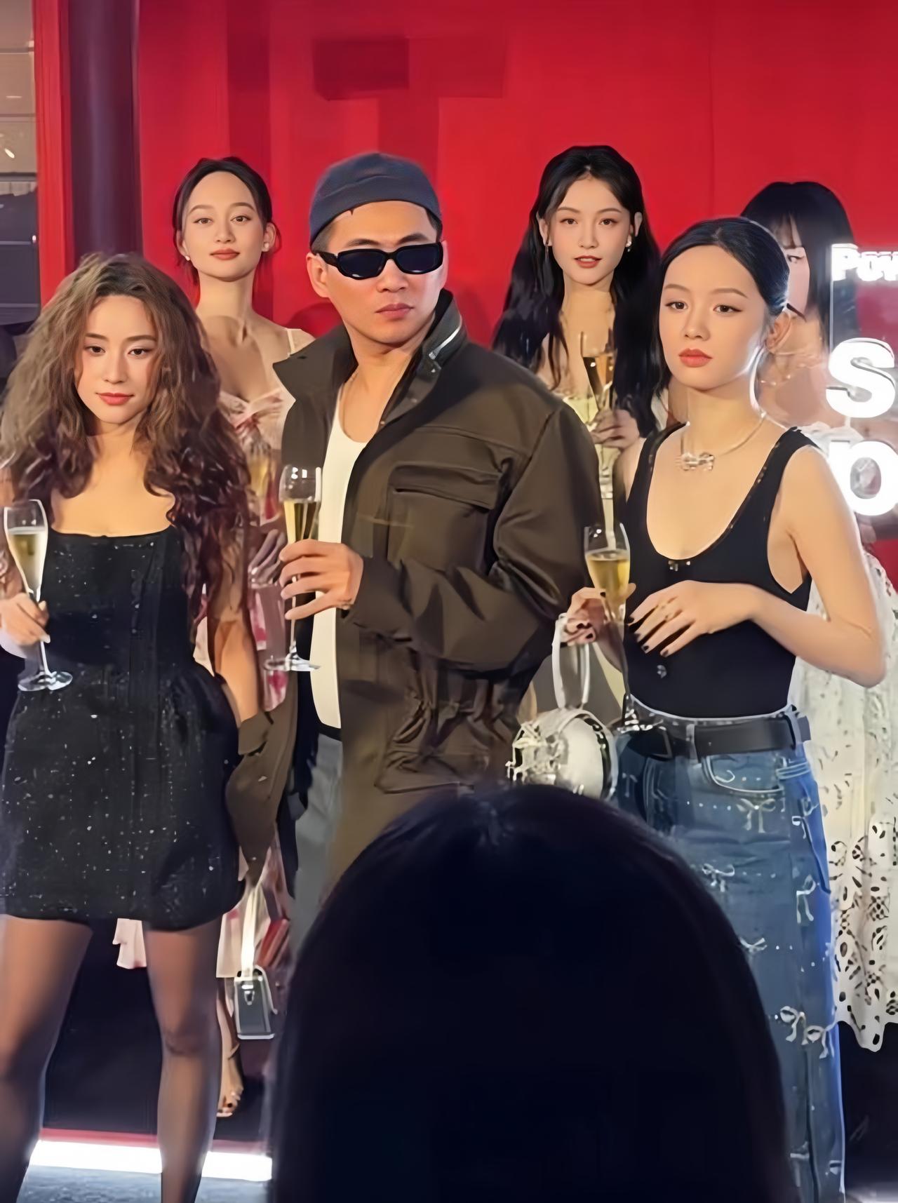 看何超莲，明明是顶级豪门出身、妥妥的富二代，却比很多人都拼。按理说家境优渥到这种