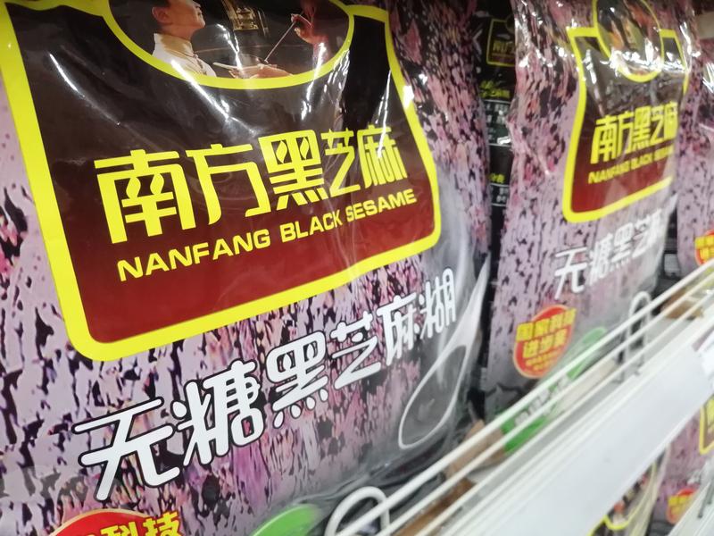 南方黑芝麻糊成分含量最多的竟然不是黑芝麻？12月20日，有网友吐槽所购南方核桃黑