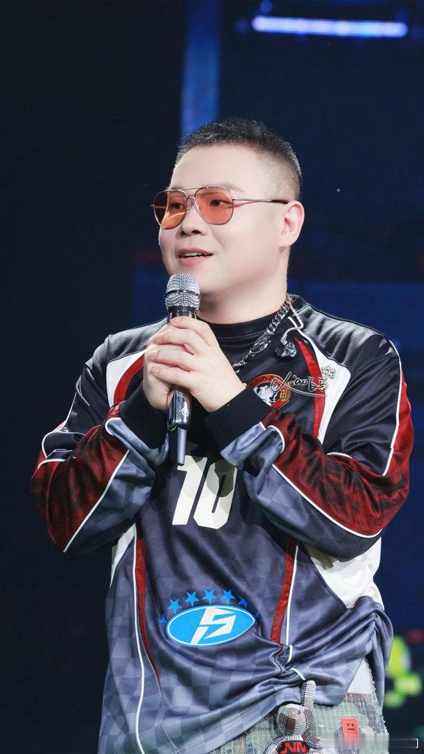 岳云鹏夸烧饼演技岳云鹏夸低智商犯罪烧饼演技🫡认真演戏的样子超有魅力，烧饼用心打