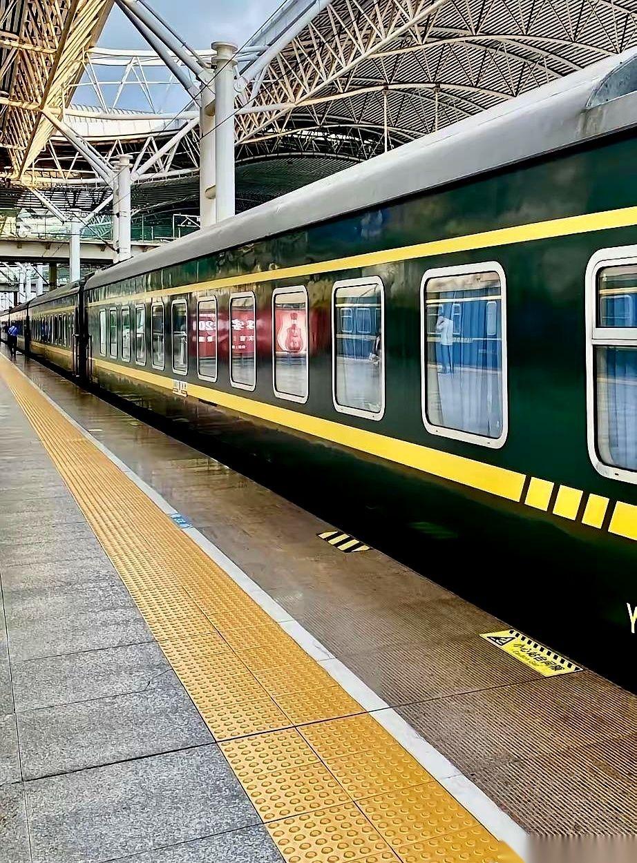 春运抢票有个怪事。
500块一张的高铁票，你还能刷到几张。100多块的绿皮车，手