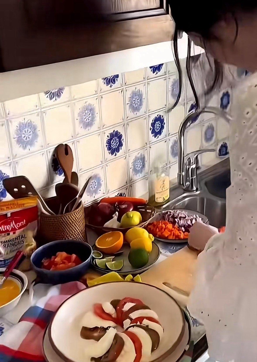 何穗分享自己下厨的视频，网友纷纷赞叹她当妈后状态好，生活惬意，而我只看到她不是很
