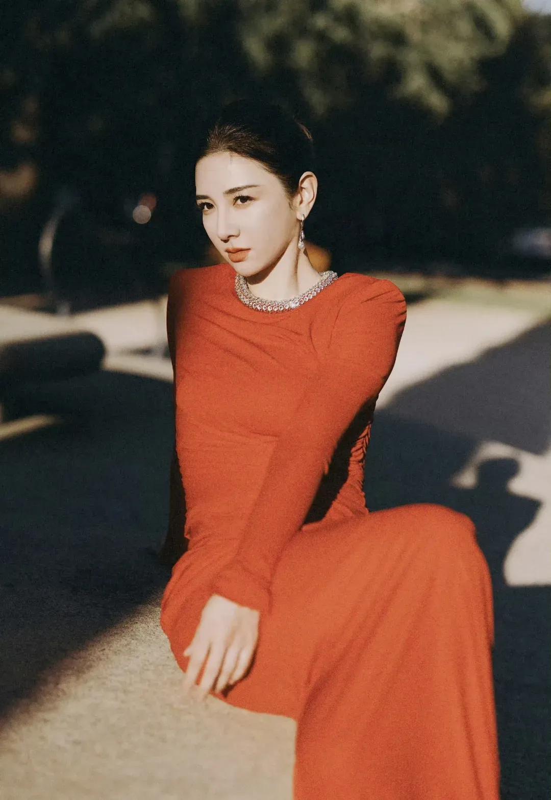 黄奕作为知名的中国女演员，以其优雅的气质和出色的演技深受观众喜爱。近日，她现身斯