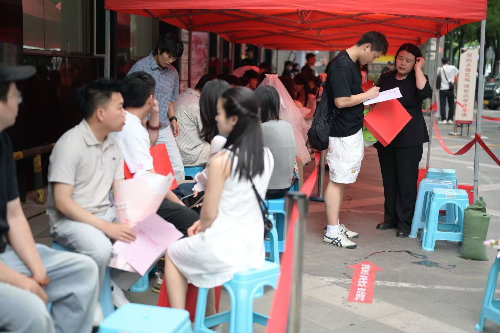 在北京民政局门口感受520氛围感 今天陪朋友去西城区民政局领证，深刻感受到了52