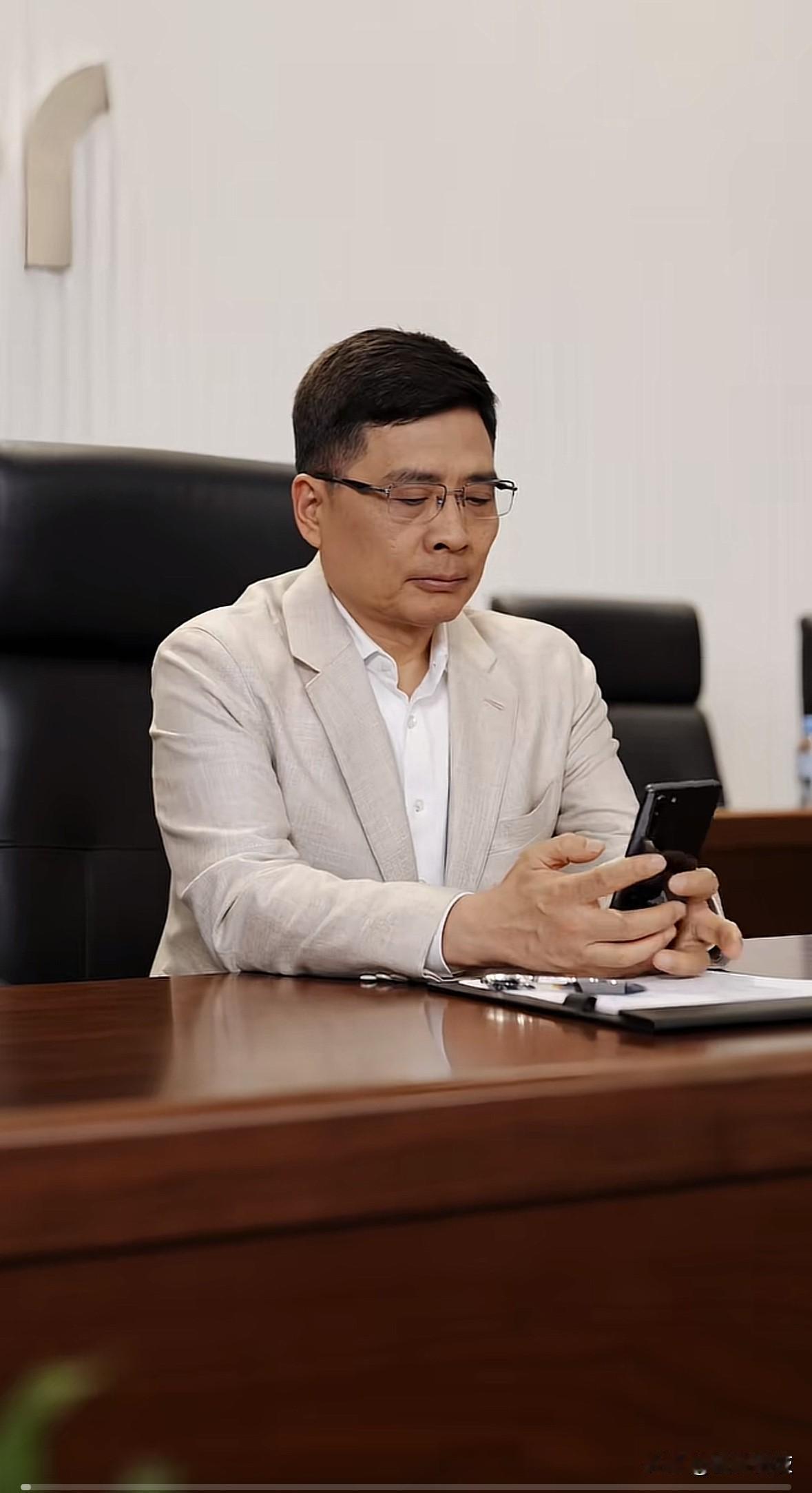 海尔董事局主席周云杰也太节约了，竟然还在用七年前上市的华为P30，这也从侧面印证