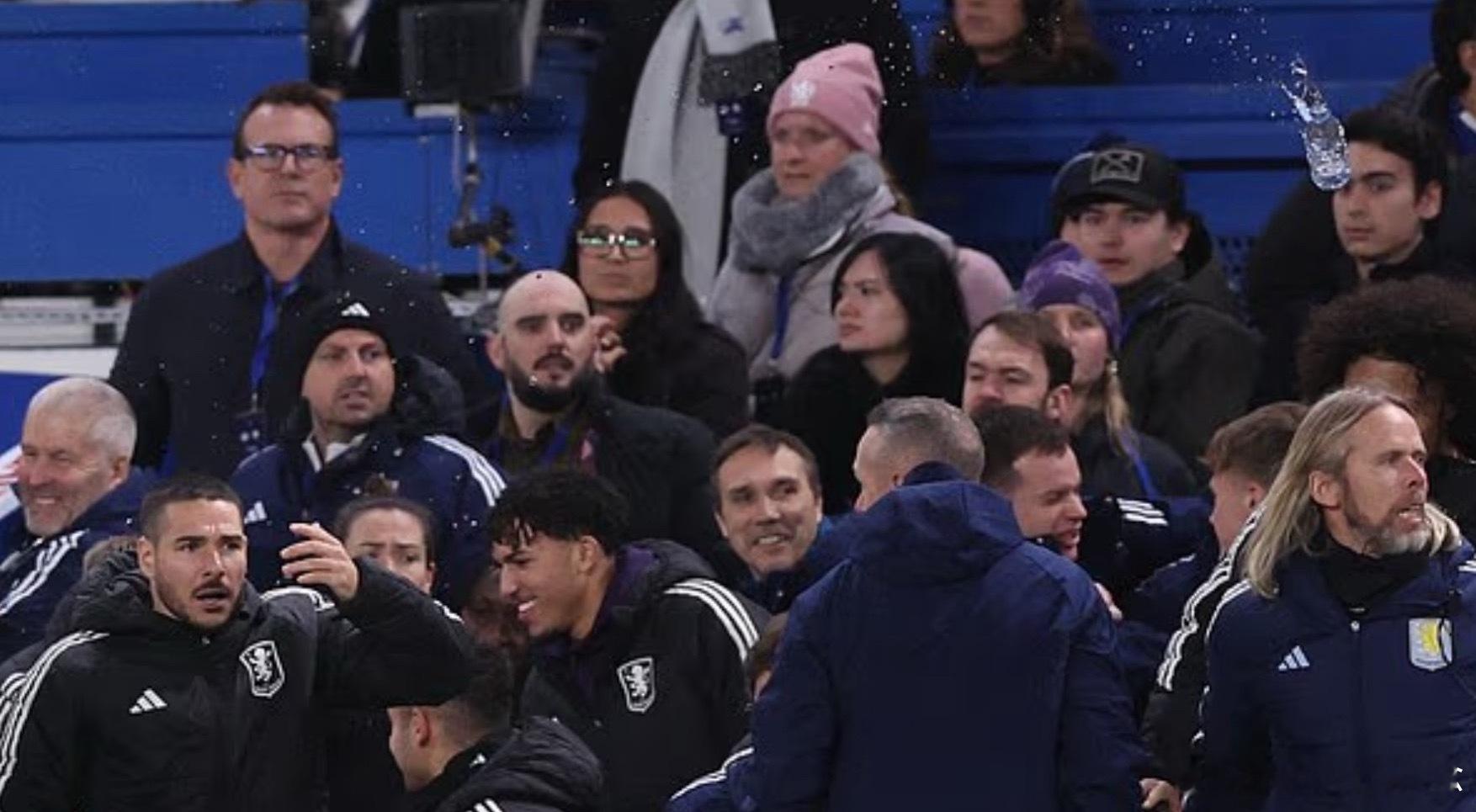 在今天凌晨结束的英超第18轮的一场比赛中，阿斯顿维拉客场2-1战胜了切尔西，但赛