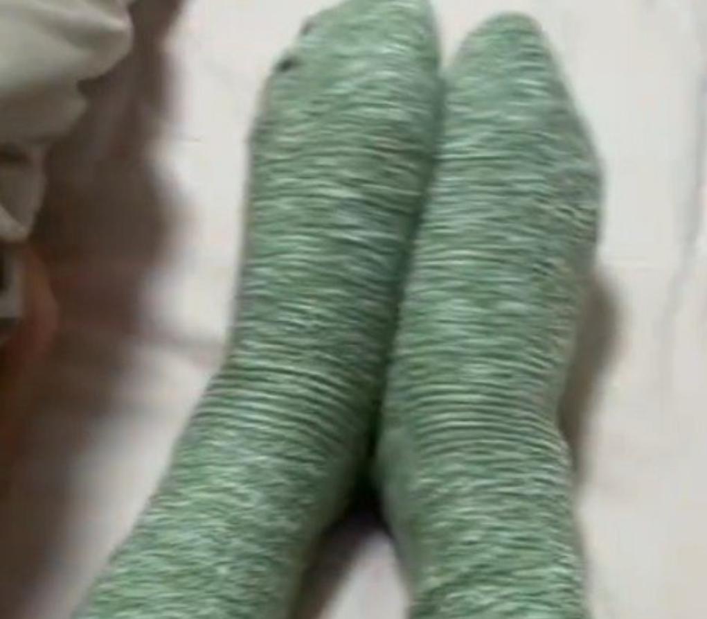 冬天穿袜子睡觉太绝了！不只暖脚，这几个好处医生都夸
 家人们，冬天睡觉是不是总被