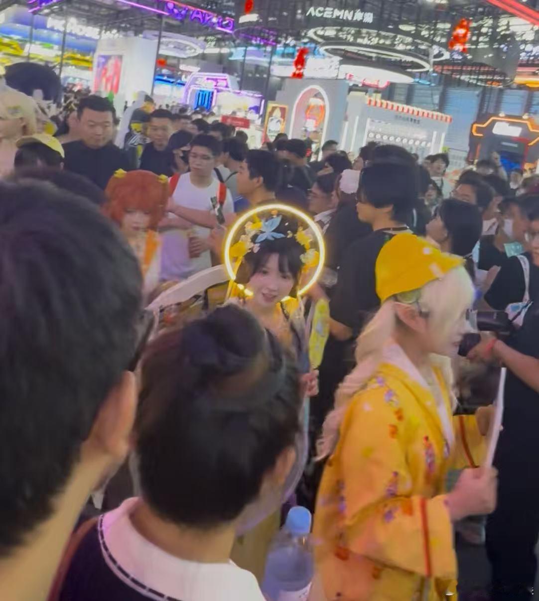 coser不语只是一味的cos 大马路上的 “行走饮料瓶” 把我看傻了！cose