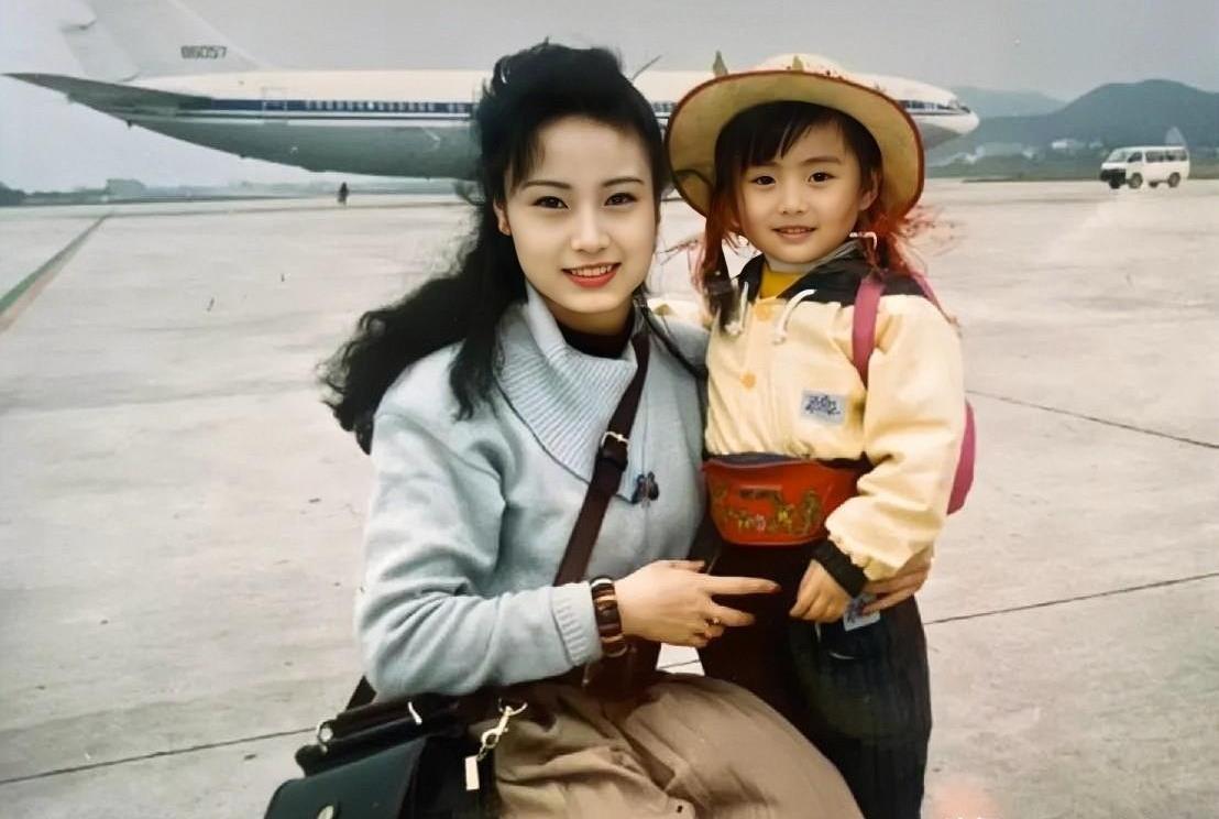 时间对一个妈妈，到底做了什么？
它拿走了她最好的年华。
然后，又还给了她一个一模