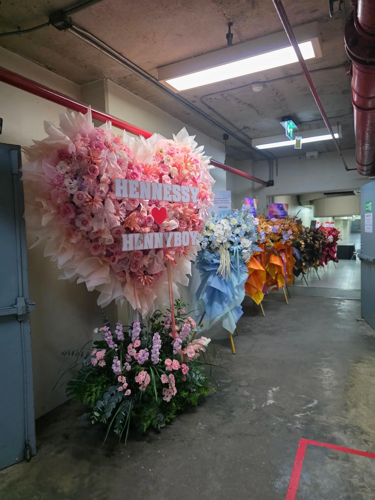 轩尼诗你又赢了😌。曼谷站演唱会品牌方送花💐