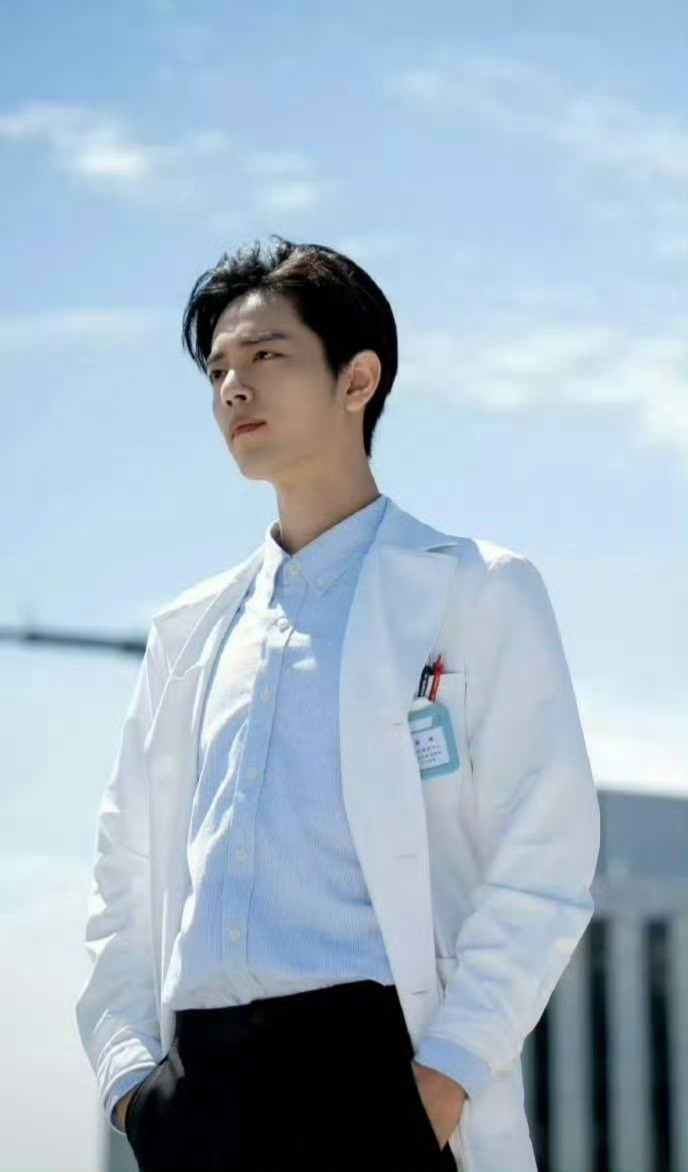 肖战第二次演医生期待肖战的《小城良方》了！天才医生小刘！好喜欢看肖战的现代剧！！