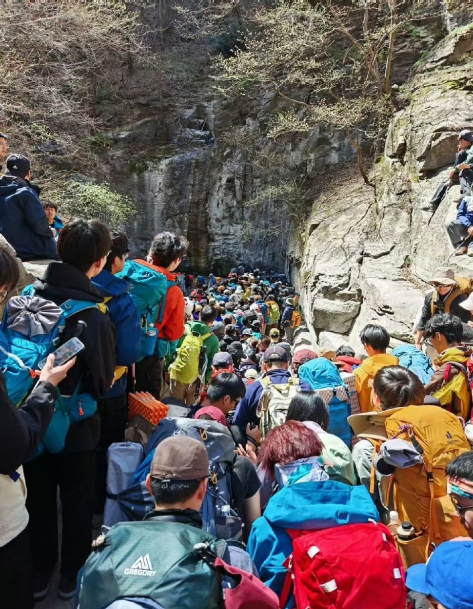 清明徒步大军堵死南太行清明南太行被徒步大军堵到寸步难行，2小时仅挪2公里，山野秘