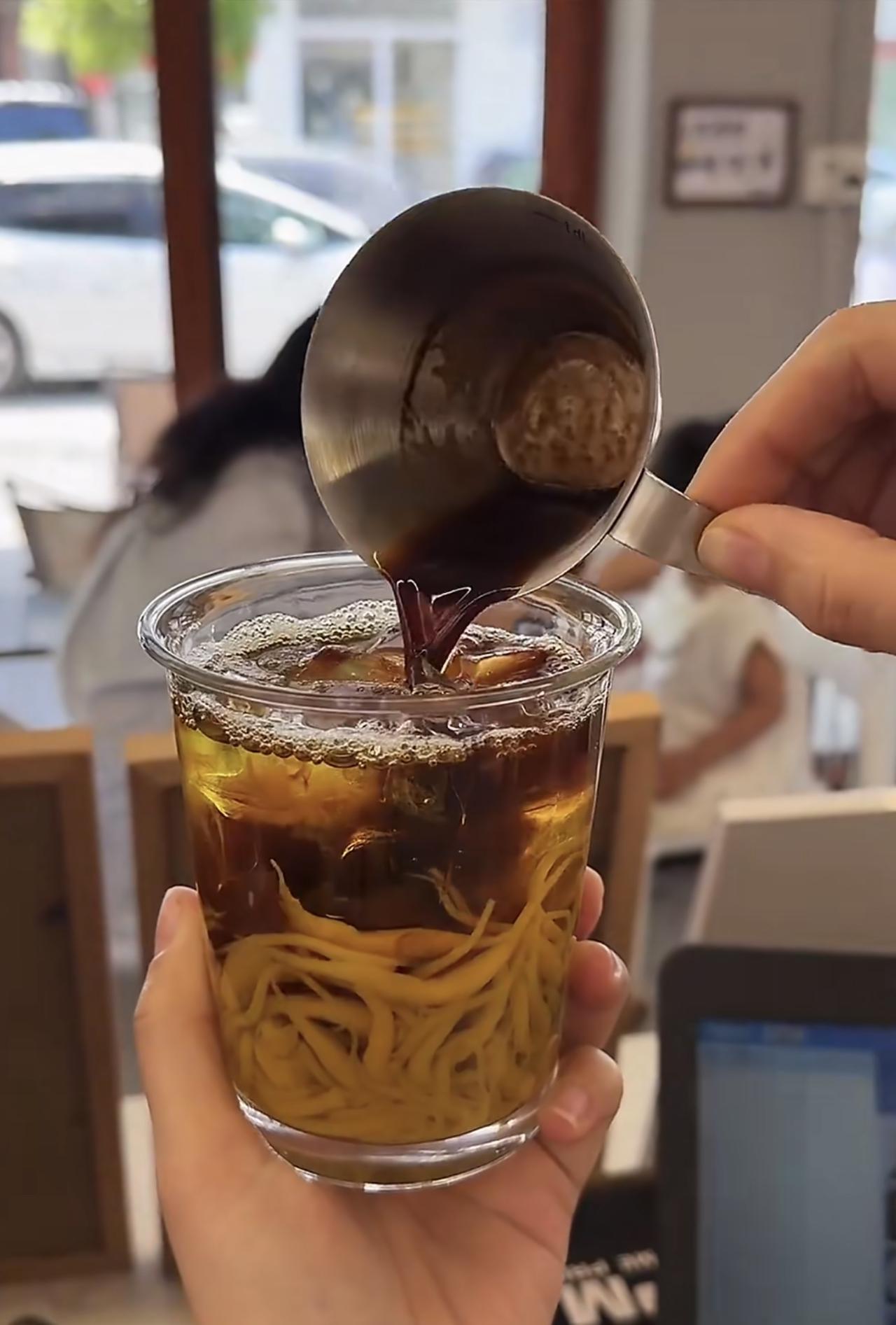 槐花粉撞冰美式：广西人的夏日神搭配，一口解锁清苦与甜糯

夏天到了广西人发明了槐