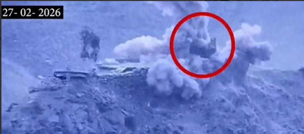 阿富汗刚刚请求停火，巴基斯坦国防部长三个字打回去：不停，打。战机越过边境线直接把