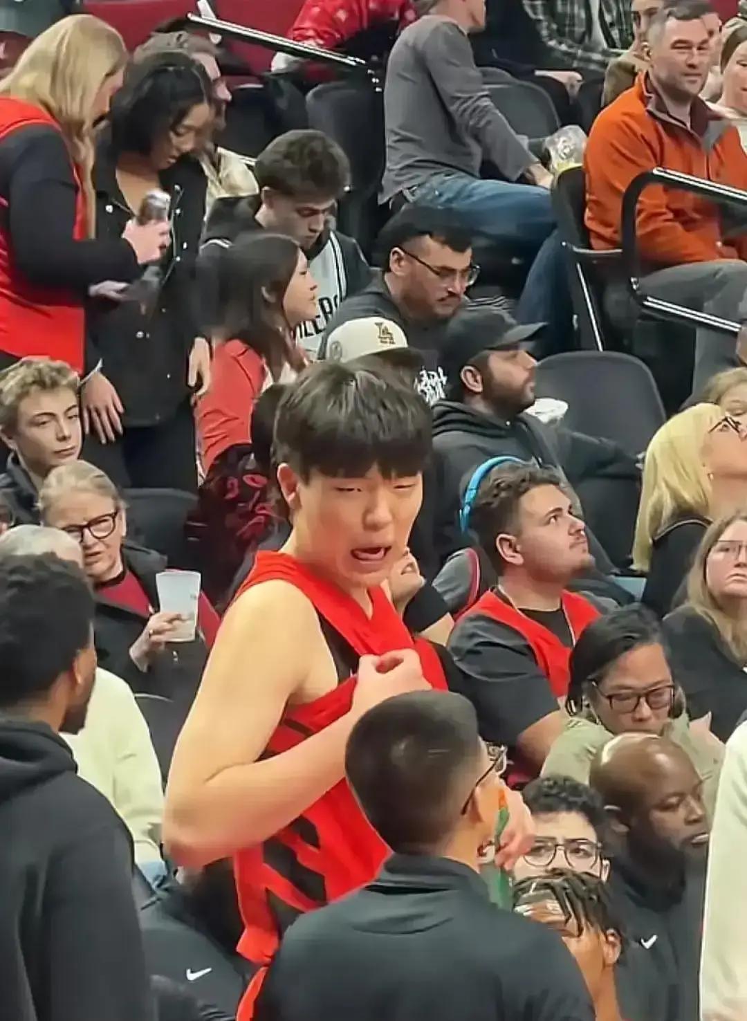 19岁2米18，被雪藏7天又杀回首发
 
青岛队那场球我坐第一排，眼睁睁看他一巴