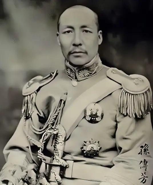 1935年11月13日，天津深秋，佛堂里经声悠悠。

一个女人慢慢走到一名男子身