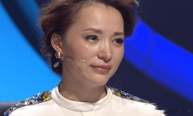 董卿：32岁首次亮相春晚主持，39岁结婚生子，风光背后有泪水

“才女”董卿，3