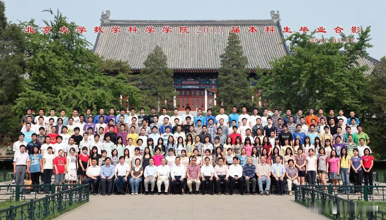毕业照里的“C位”之争：是尊师重道，还是被固化的层级？

又是一年毕业季，朋友圈