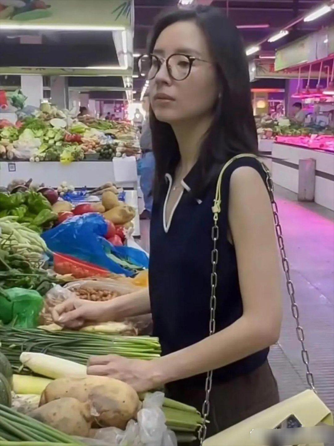董洁在菜场里挑菜，挺接地气 ​​​