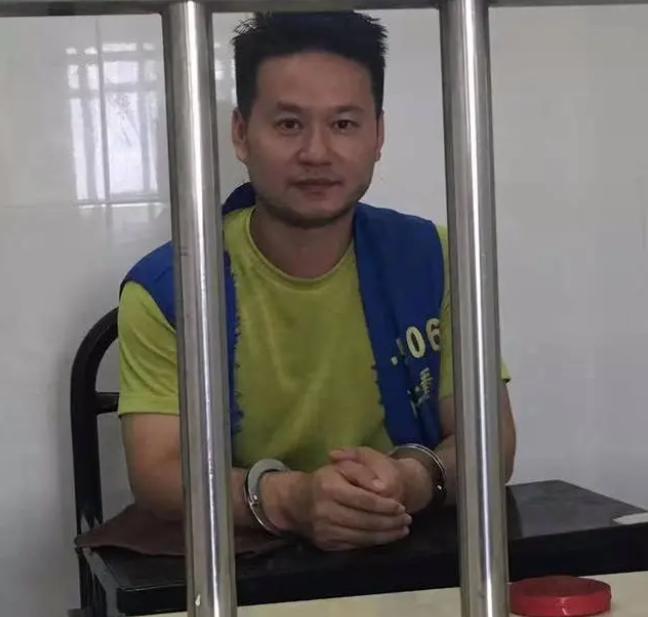 2017年，苏州的吴伟康在晨练时，看到一老头跟在一女人身后，嘴里骂着不堪入耳的话