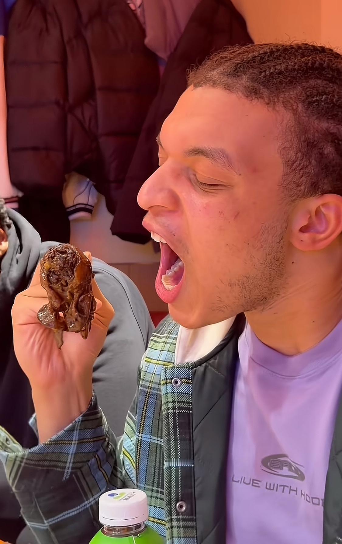 外援洛夫顿要快变成美食博主了，这次推荐的是东北大锅炖，看看他都吃了些啥？

刚刚