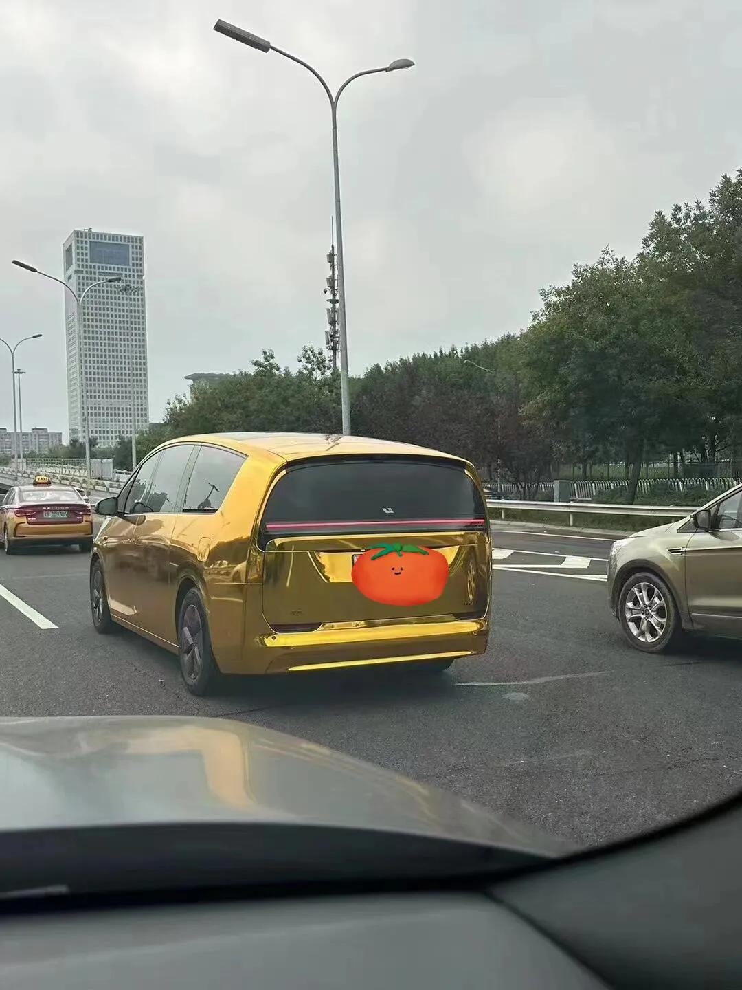 这…………

其实，理想这款车出来我觉得非常科幻，并没有觉得网上所说的像。但这个