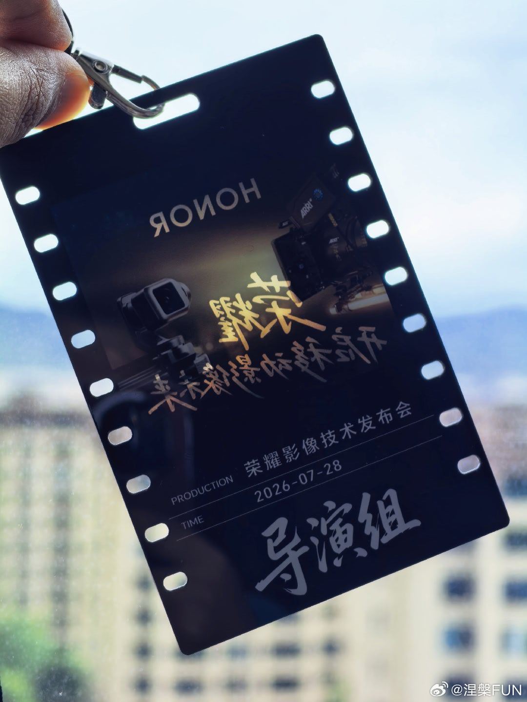 不装了个！摊牌了！今天荣耀请我我在横店当导演！荣耀Robot手机她真的来了！ 东