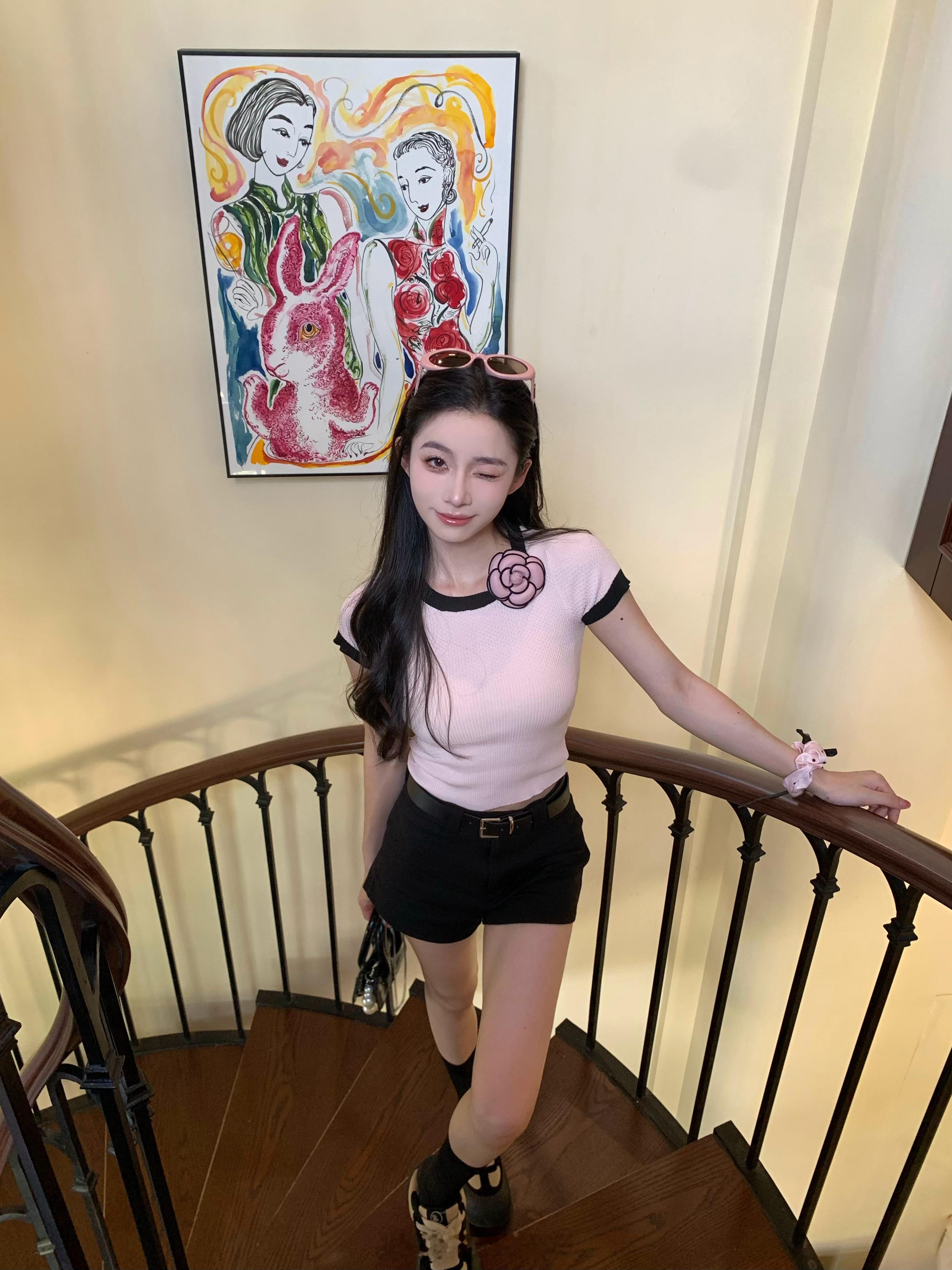 色彩一下🍧🧊粉黑撞色针织配百搭小黑短裤，元气又日常～💖浅灰针织韩系感拉满，